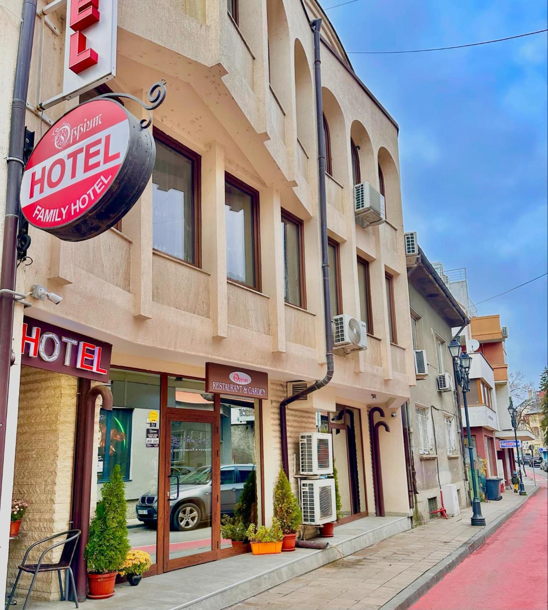 Hotel Oppium Restaurant & Garden Ruse Exterior photo